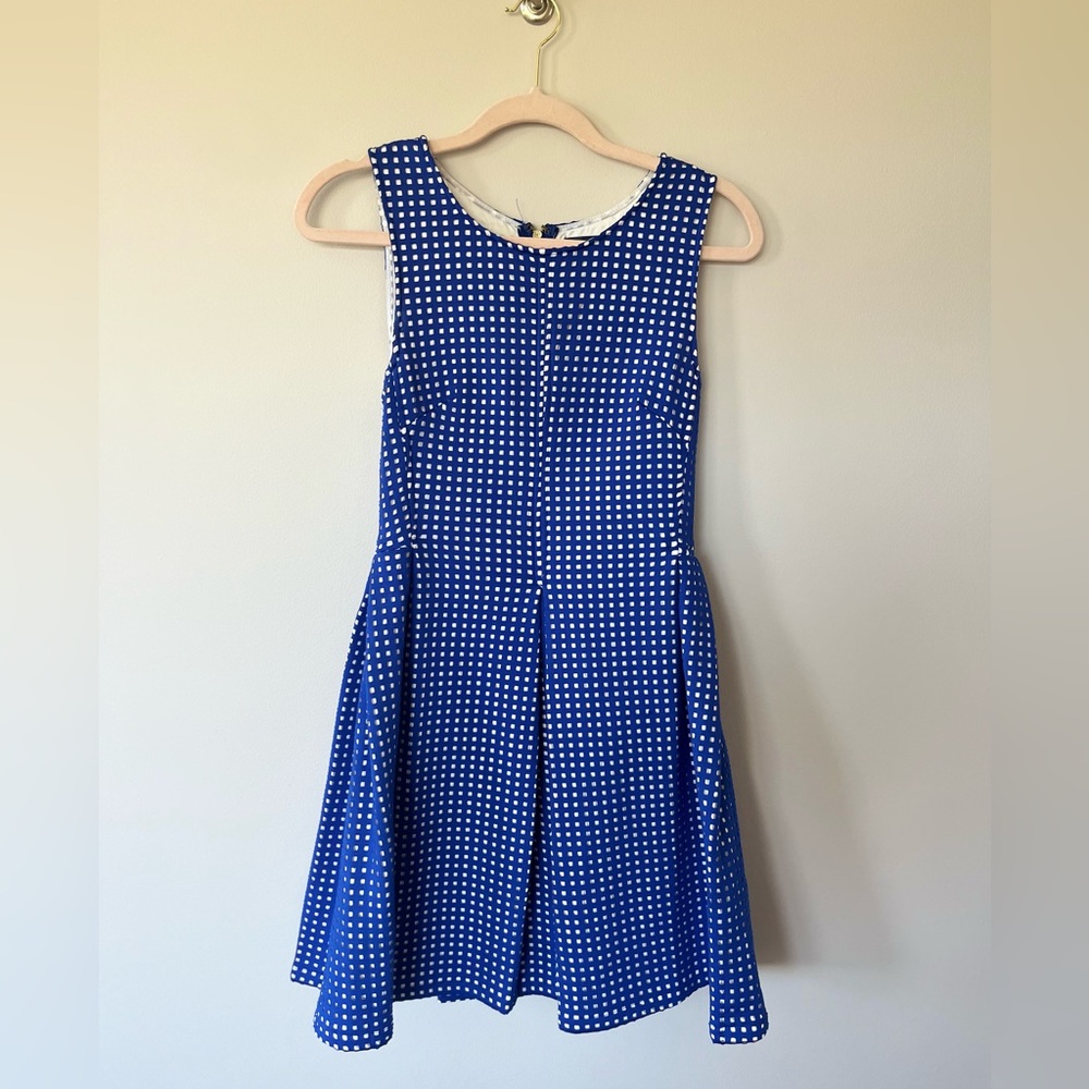 Brand: Blue rain - Size: Medium Blue and white